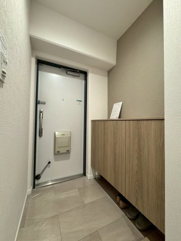 寝屋川東ファミリータウン西4番館の玄関|シューズボックス付きで玄関もすっきりです！
