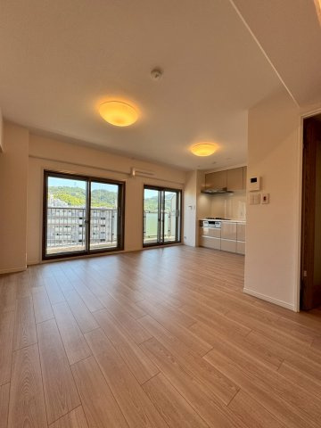 寝屋川東ファミリータウン西4番館の居間・リビング|2025年8月下旬リフォーム済み！
約13.9帖のバルコニーに面して明るいリビングです。
設備類全て交換され気持ちよく生活がスタートできます。