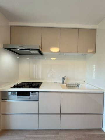 寝屋川東ファミリータウン西4番館のキッチン|リフォーム済みシステムキッチン。
上下に収納付きなので調理器具もすっきり収納できます。
キッチン右側に食器棚など置くスペースがあります。