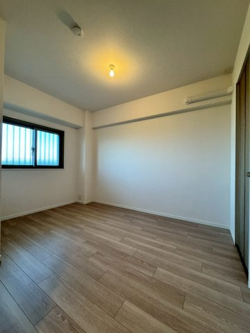 寝屋川東ファミリータウン西4番館の洋室|全居室収納付きのお部屋です。フローリング張替え済み。