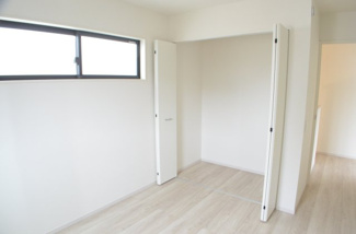 【収納】 | さいたま市南区辻２丁目（全２棟） | 【２号棟】奥行のある収納力抜群のクローゼット。全ての服が見てわかるので選択がしやすいのが何より便利です。