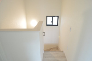 【内装】 | さいたま市南区辻２丁目（全２棟） | 【２号棟】階段スペースは採光も入る明るい雰囲気です。手摺りもついて安心です。