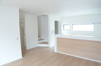 【居間・リビング】 | さいたま市南区辻２丁目（全２棟） | 【１号棟】リビング階段のあるリビングです。お洒落な内装は我が家で過ごす時間を心地よく演出してくれます。