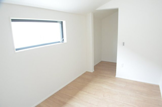 【洋室】 | さいたま市南区辻２丁目（全２棟） | 【１号棟】ウォークインクローゼットのある寝室。季節のお洋服やお子様の習い事の道具など、いつも片付いたお部屋で気持ち良く生活できます。