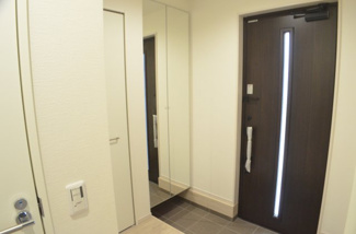 【玄関】 | さいたま市南区辻２丁目（全２棟） | 【２号棟】我が家の顔「玄関」。清潔感ある玄関が大切なお客様やご家族を迎えてくれます。