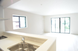 【居間・リビング】 | さいたま市南区辻２丁目（全２棟） | 【２号棟】快適なリビングの条件「陽当たり、通風、開放感」が実現されています。自然なぬくもりが感じられるシンプルで落ち着いた雰囲気のリビングです。