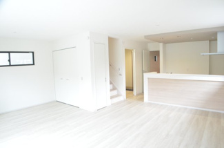 【居間・リビング】 | さいたま市南区辻２丁目（全２棟） | 【２号棟】ゆったりとしたLDKはまさにカフェ感覚です。お客様を招いてホームパーティーやティタイムなど楽しみ方も色々。