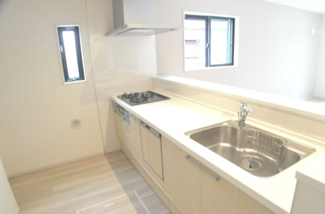 【キッチン】 | さいたま市南区辻２丁目（全２棟） | 【２号棟】家族とのコミュニケーションが取りやすいカウンターキッチン。家族の笑顔が溢れますね。