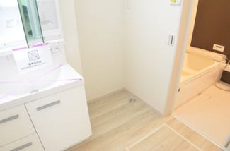 【脱衣所】 | さいたま市南区辻２丁目（全２棟） | 【２号棟】洗面台は大きさ充分！歯磨きやブラッシングなど慌ただしい朝の身だしなみチェックもOKです。脱衣スペースも広くお子様の入浴後のお着換えも楽々です。