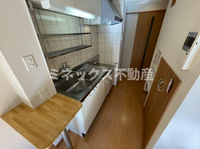 【キッチン】 | VILLAGE MOTOMIYA | 同タイプのお部屋の写真。現況を優先します。