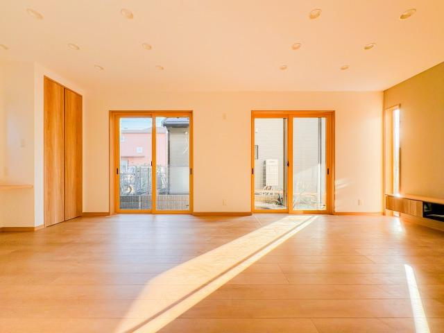 【スマートワン・シティ】花小金井６期の居間・リビング|大きな窓のあるリビングは、陽光あふれる明るい空間です。居心地良く、ご家族皆がゆったり寛げる憩いの空間となりそうです。