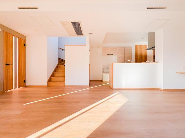 【スマートワン・シティ】花小金井６期の居間・リビング|リビングイン階段で家族間のコミュニケーションUP♪