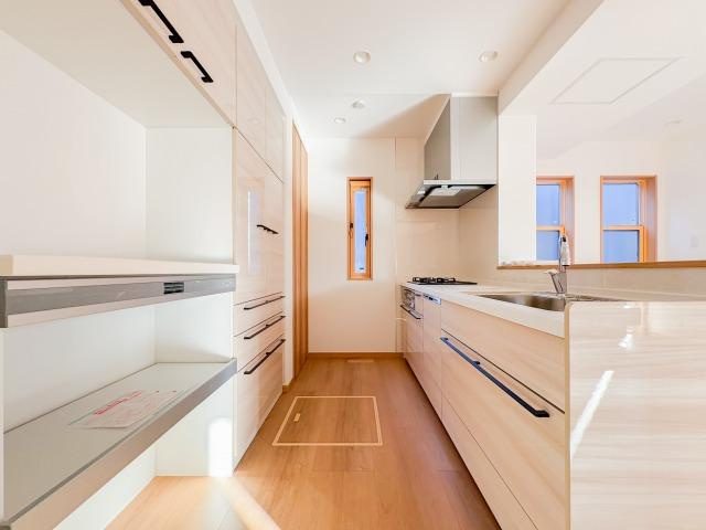 【スマートワン・シティ】花小金井６期のキッチン|対面式のシステムキッチンが、家事をもっと楽しいひとときに変えてくれます。リビングを見渡せる安心感と、広い作業スペース、たっぷりの収納が充実。会話を楽しみながら、快適に料理ができる空間です