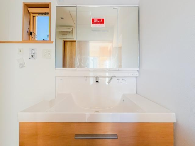 【スマートワン・シティ】花小金井６期の洗面所|使い勝手が良い洗面化粧台は、収納力も豊富で清潔感が保たれた空間。シンプルでモダンなデザインが、朝の支度を快適にしてくれます。