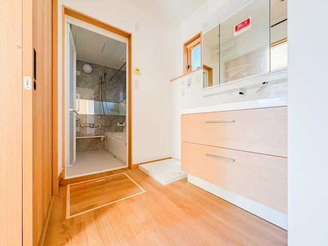 【スマートワン・シティ】花小金井６期の洗面所|洗面脱衣所の広々としたスペースは、洗濯や着替えがしやすく、清潔感あふれる快適な空間です。収納も充実しており、家族全員が使いやすい設計が日常生活を支えてくれます。