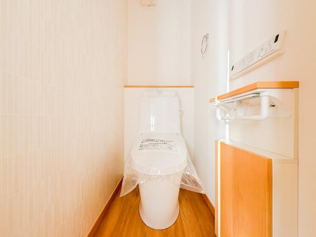 【スマートワン・シティ】花小金井６期のトイレ|洗面脱衣所の広々としたスペースは、洗濯や着替えがしやすく、清潔感あふれる快適な空間です。収納も充実しており、家族全員が使いやすい設計が日常生活を支えてくれます。