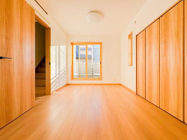 【スマートワン・シティ】花小金井６期の洋室|広々とした居室は、たっぷりと日差しが差し込み、ゆったりとしたくつろぎのひとときを楽しめる空間です。