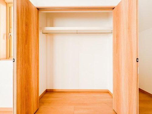 【スマートワン・シティ】花小金井６期の和室|居室にはたっぷりの収納スペースが備わり、衣類や小物をすっきりと整理整頓できます。整理がしやすく、居室を広々と使えるため、快適で清潔感のある空間が保たれます