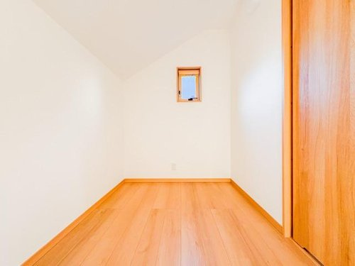 【スマートワン・シティ】花小金井６期の洋室|３帖の納戸。収納力のある居室は、衣類や荷物がすっきりと収まり、広々とした空間が確保されます。整理整頓が楽にできるため、日常の生活が快適で充実したものに変わります。