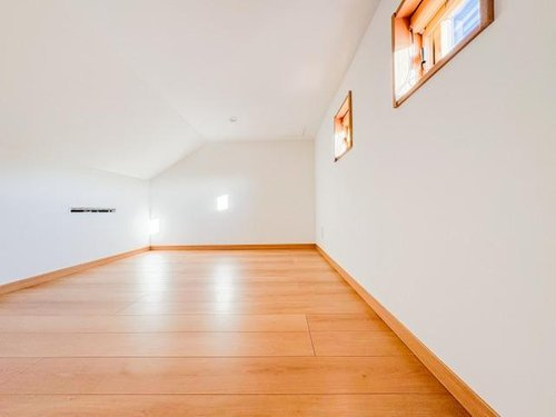 【スマートワン・シティ】花小金井６期の収納|小屋裏収納スペースへは固定階段で安全に上がれるため、収納だけでなく趣味や作業スペースとしても活用可能です。暮らしに合わせた多彩な使い方ができる、便利な空間が備わっています。