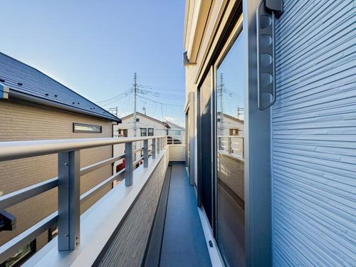 【スマートワン・シティ】花小金井６期のバルコニー|広々としたバルコニーは、植物やインテリアを楽しむスペースにぴったり。風通しが良く、晴れた日には日向ぼっこが楽しめる快適な空間です。季節ごとの変化を感じながらリラックスしたひとときを過ごせます。