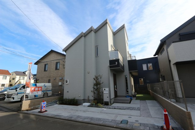 【スマートワン・シティ】花小金井６期の外観|前面道路は約5～6ｍ。車通りも少ないので、お車の出し入れもラクラクです。カースペースは2台分確保。2台目のスペースは急なお客様用として、また普段は自転車置き場としても活用可能です。
