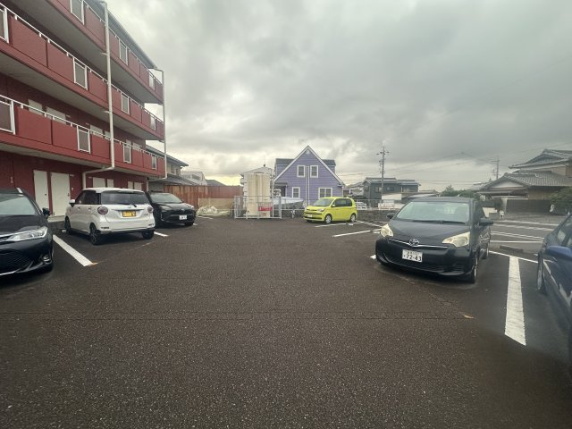 クレスト住吉の駐車場