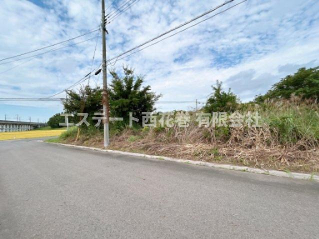 花巻市胡四王二丁目　土地の前面道路含む現地写真|西側から見た土地