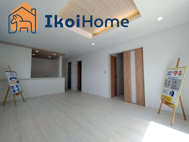 明石市二見町西二見　新築戸建の居間・リビング|◆同社施工例◆水周りコーティング・アクセントクロス・食洗機・エアコン・カップボードの追加工事可能