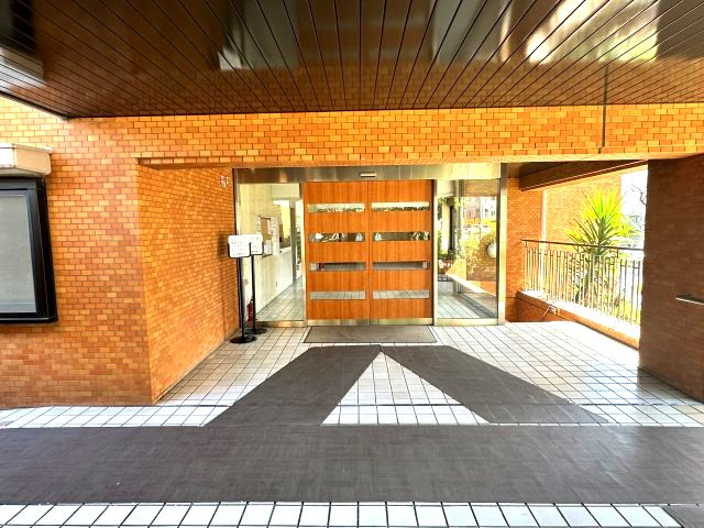 マンション中野氷川台のエントランス