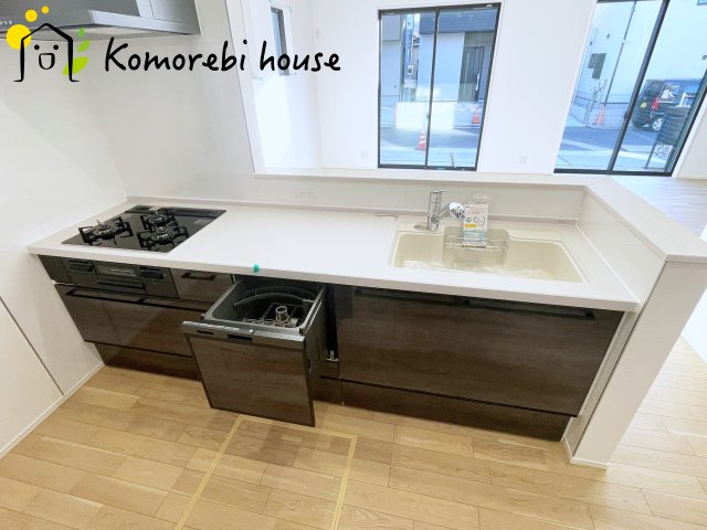 大宮指扇Norths side　新築一戸建て　グリーンガーデン　Bのキッチン|食洗機や浄水器を備えた多機能キッチン。広がりある空間で、家族と会話を楽しみながら料理ができるカウンターキッチンです。