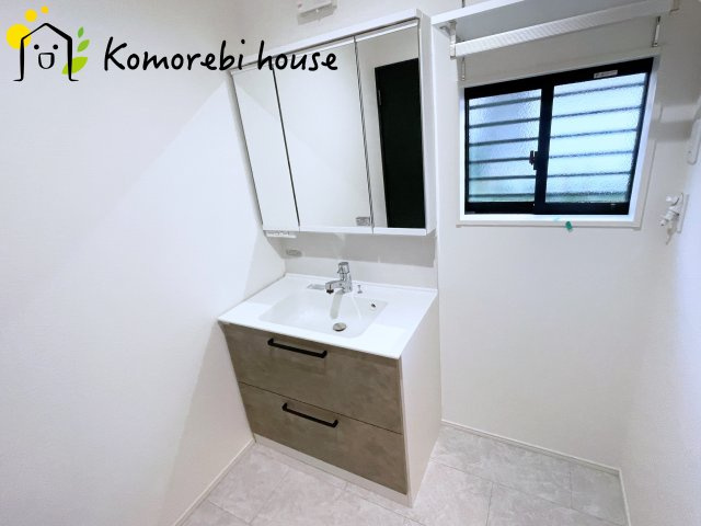 大宮指扇Norths side　新築一戸建て　グリーンガーデン　Bの独立洗面台|三面鏡の裏にたっぷりと収納スペースを確保した機能的な洗面台。身支度のしやすさと実用性を兼ね備え、朝の忙しい時間をさりげなくサポートします。