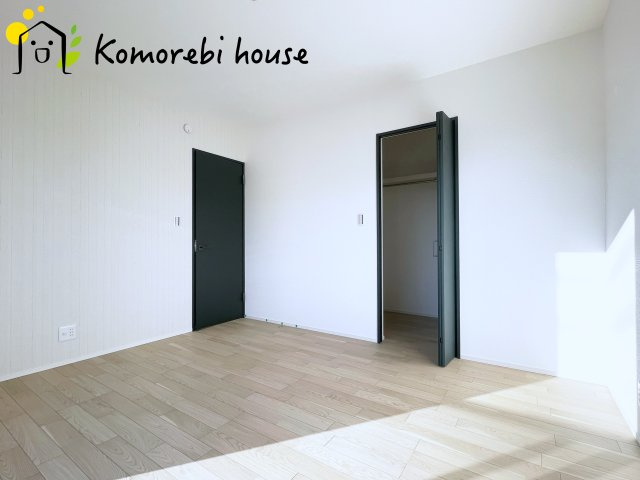 大宮指扇Norths side　新築一戸建て　グリーンガーデン　Bの寝室|寝室にはゆとりのある広さがあり、大きめのベッドも余裕をもって配置できます。
実際に内覧いただければ、サイズ感もよりイメージしやすいと思います。採寸もその場でご協力いたしますので、ぜひお確かめください。