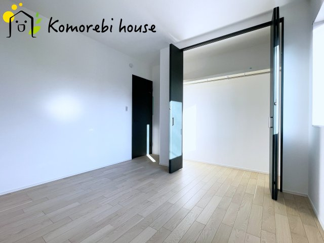 大宮指扇Norths side　新築一戸建て　グリーンガーデン　Bの洋室|広さにゆとりがあるので、衣装ラックや小さなドレッサーも置けるのが魅力。朝の身支度もスムーズになり、一日の始まりを快適に迎えられます。