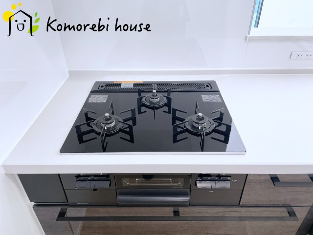 大宮指扇Norths side　新築一戸建て　グリーンガーデン　Bのキッチン|同時調理が叶う3口コンロと便利なグリル付き。忙しい朝のお弁当作りも、夕食の複数メニューもスムーズにこなせる頼れる設備です。