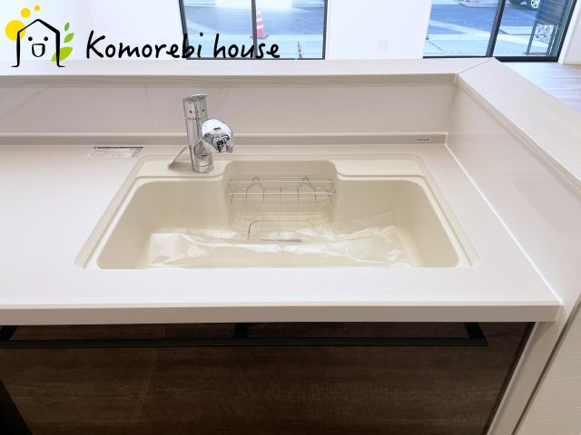 大宮指扇Norths side　新築一戸建て　グリーンガーデン　Bのキッチン|浄水器一体型で、いつでも美味しいお水がそのまま使えるキッチンシンク。料理やコーヒーづくり、炊飯にも安心して利用でき、毎日の食卓が少し豊かに。