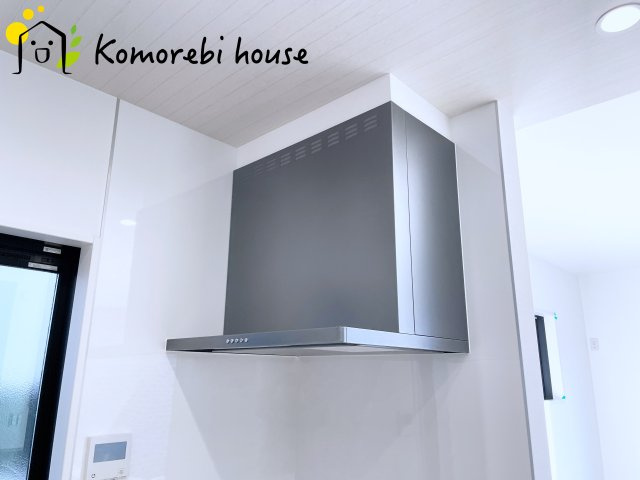大宮指扇Norths side　新築一戸建て　グリーンガーデン　Bのキッチン|吸引力の高いレンジフードが煙や匂いを素早く排出。揚げ物や炒め物も気兼ねなくでき、リビングに匂いを残しません。