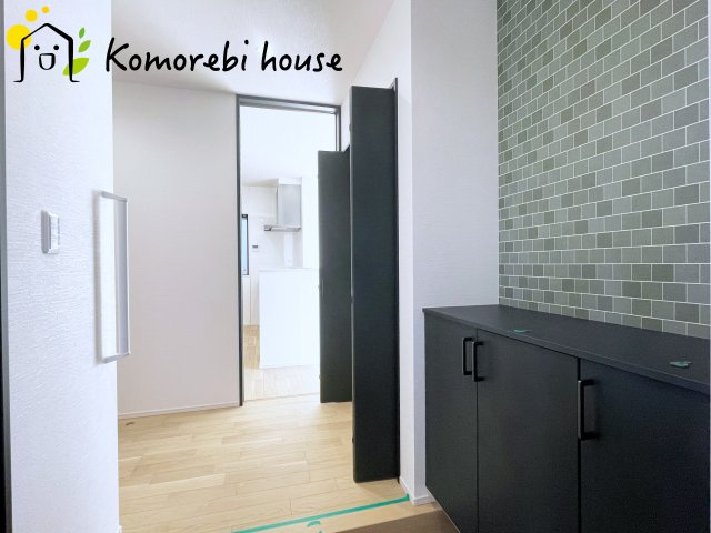 大宮指扇Norths side　新築一戸建て　グリーンガーデン　Bの玄関|明るく使いやすい玄関で、家族の生活をスムーズに。収納や導線も配慮された万能空間です。
