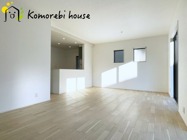 大宮指扇Norths side　新築一戸建て　グリーンガーデン　Bの居間・リビング|20帖以上の大空間LDK。開放感あふれるリビングで、家族の時間もゲストとの集いもゆったり楽しめます。