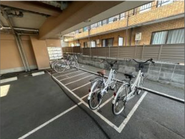 ソレイユ市川の駐車場