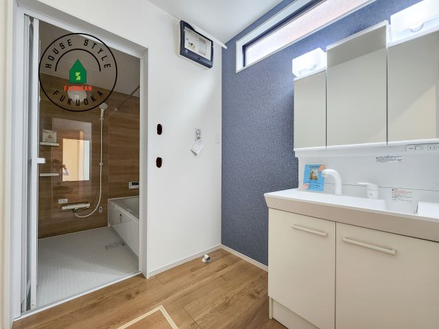 福岡市早良区次郎丸1丁目第1-2棟(2号棟)の内観：施工例|ゆとりの洗面スペースで朝の身支度もスムーズに。暮らしを快適に変えるシャワー付洗面台です！