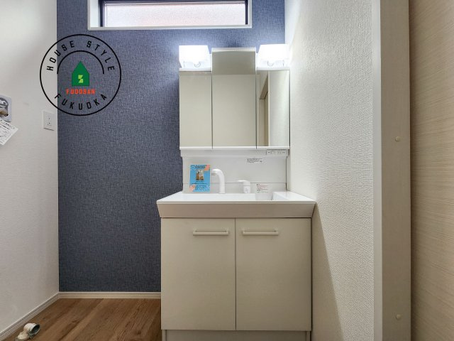 福岡市早良区次郎丸1丁目第1-2棟(2号棟)の内観：施工例|毎日使うものだから清潔な空間を保ちたい水回り。洗面にはそんな願いを解消させてくれる収納アイデアが満載です。三面鏡の裏側にはキャビネットが現れ小物から背の高い物まで収納できます。