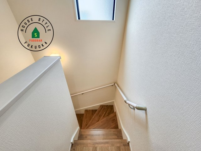 福岡市早良区次郎丸1丁目第1-2棟(2号棟)の内観：施工例|階段からも明るい光が入ります。採光や通風も階段の重要な役割です。