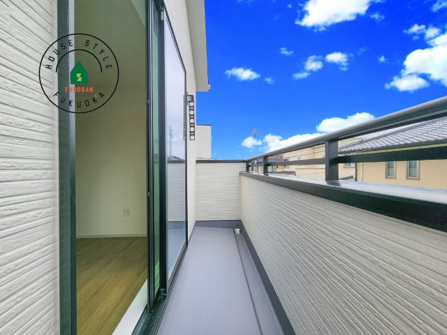 福岡市早良区次郎丸1丁目第1-2棟(2号棟)の外観：施工例|風をしっかりと感じられるバルコニーでは、毎日が洗濯日和です。広々としているので洗濯も楽しくなるでしょうし、気分転換にバルコニーからの眺めを楽しむのもいいでしょう。