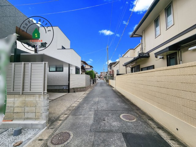 福岡市早良区次郎丸1丁目第1-2棟(2号棟)の前面道路含む現地写真|前面道路は閑静な住宅地をはしる車通りの少ない道路。お車の出し入れが苦手なママや小さなお子様にも安心ですね。しっかり舗装もされているので、ベビーカーや自転車で通っても快適に通行できます。