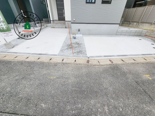 福岡市早良区次郎丸1丁目第1-2棟(2号棟)の駐車場|広々した駐車場になります。3台並列駐車となります。