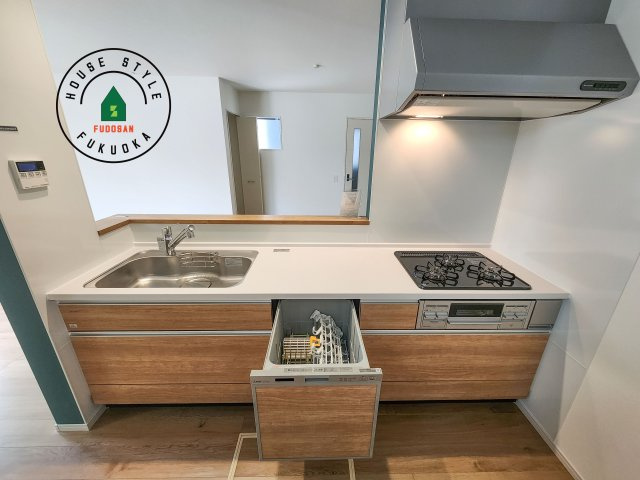 福岡市早良区次郎丸1丁目第1-2棟(2号棟)の内観：施工例|キッチン。グリル・食器洗い乾燥機・浄水器も完備。