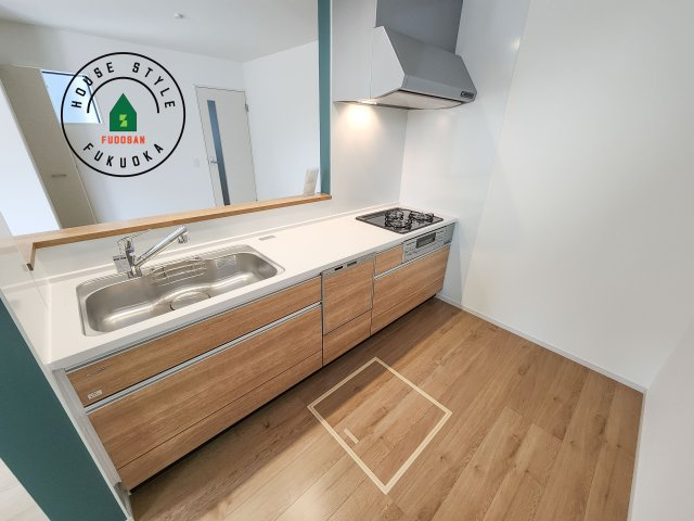 福岡市早良区次郎丸1丁目第1-2棟(2号棟)の内観：施工例|ダイニングテーブルへの配膳がラクラク、お料理はかどるカウンター付きシステムキッチン！