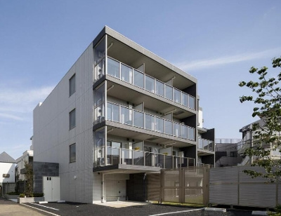 【外観】 | RELUXIA方南町 | 鉄筋コンクリート造のがっちりとした建物。