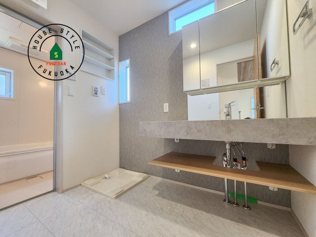 福岡市早良区飯倉3丁目第1-2棟(2号棟)の脱衣所|ゆとりの洗面スペースで朝の身支度もスムーズに。暮らしを快適に変えるシャワー付洗面台です！